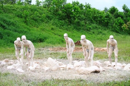 Ngụy trang giống màu địa hình địa vật.